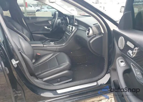 2017 Mercedes-Benz C 300 4Matic z USA, uszkodzony, nr VIN 55SWF4KB8HU193640